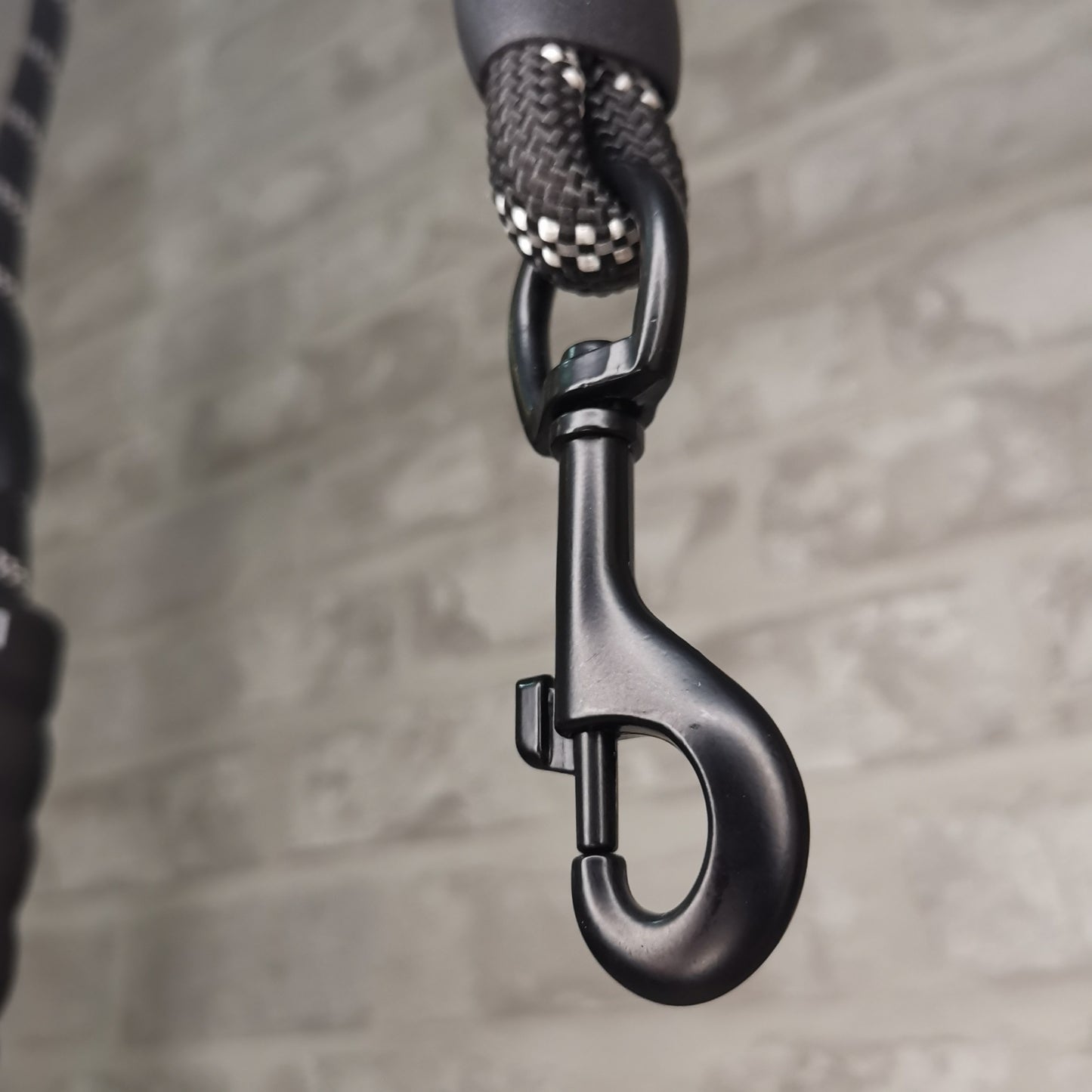 BLACK NYLON STRAP